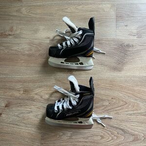 Youth Bauer Ice Hockey Skates Size Y8R